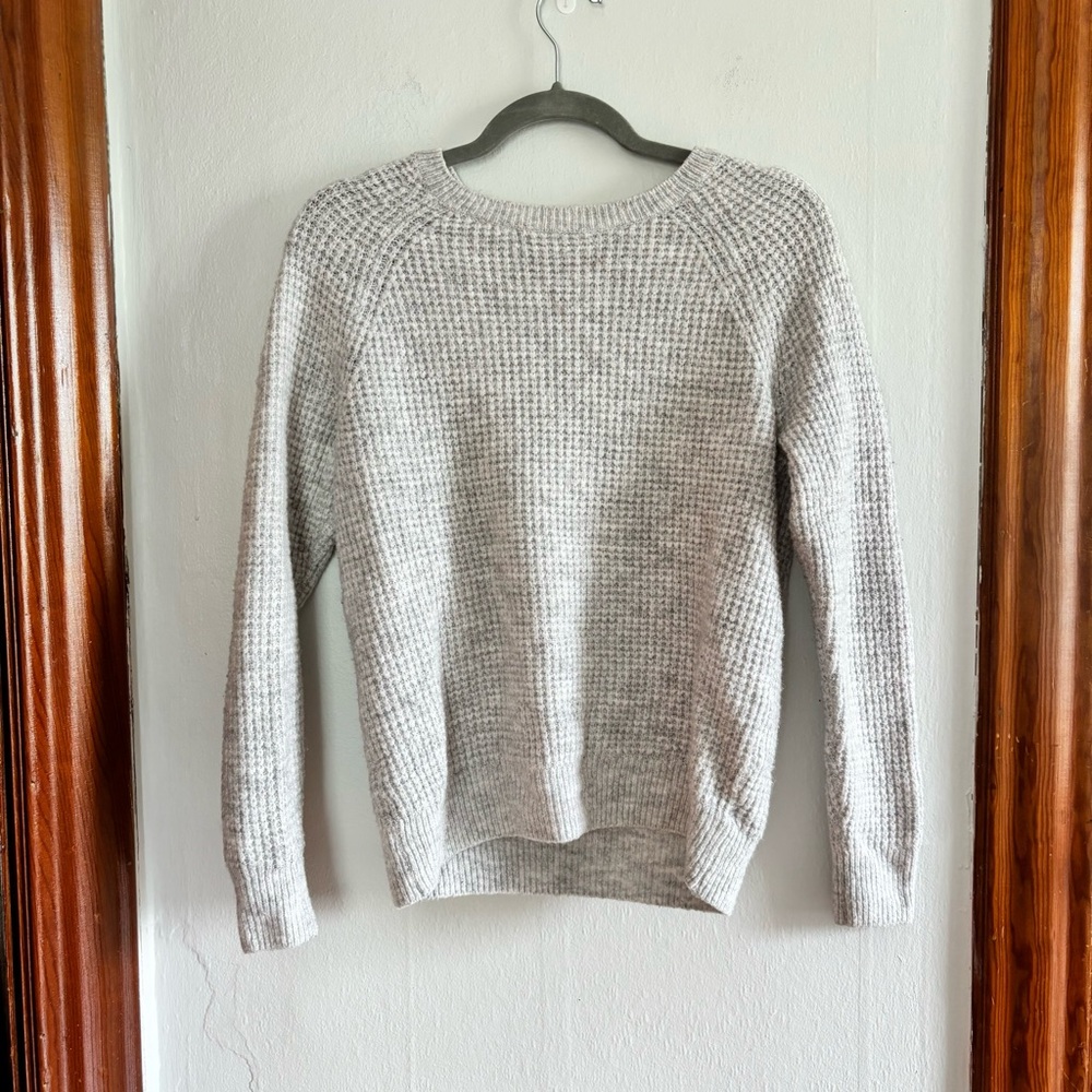 Gap gray crew neck sweater size XS